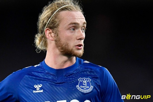 Tiền vệ trung tâm cầu thủ Tom Davies một trong bảy cầu thủ xuất sắc nhất Everton