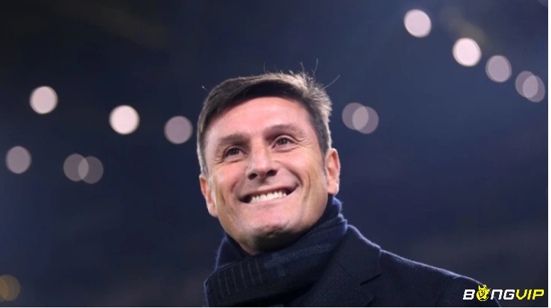 Javier Zanetti luôn biết cách tạo áp lực cho tiền đạo đối phương - Đội hình xuất sắc nhất Inter Milan