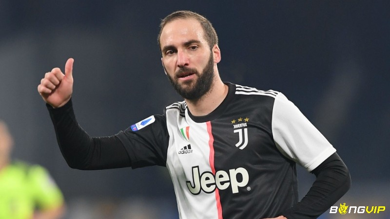 Gonzalo Higuain luôn biết cách tạo cơ hội thành bàn thắng