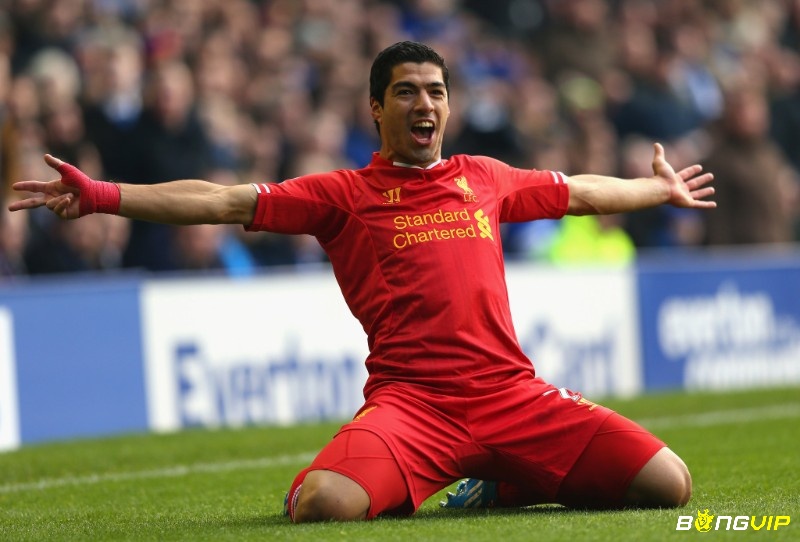 Luis Suarez kĩ thuật qua người cùng khả năng dứt điểm ưu tú