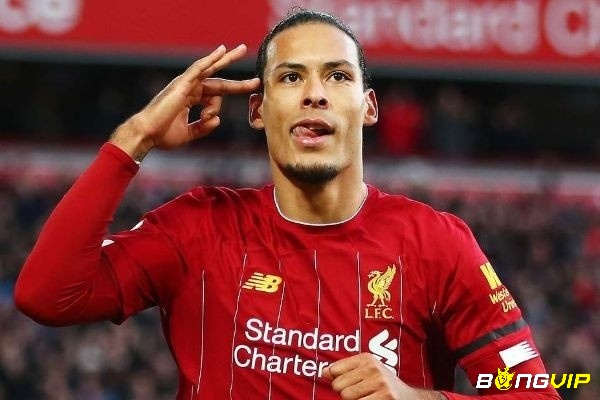 Van Dijk - hậu vệ hay nhất vô địch giải Champions League mùa 2018-2019 với giải Ngoại hạng Anh năm 2019-2020.