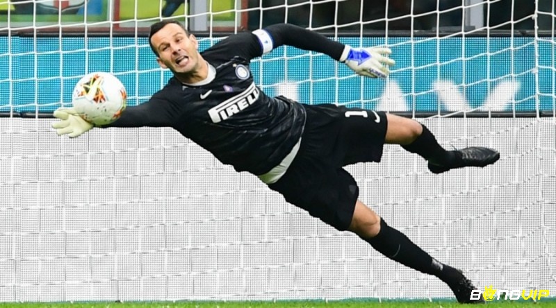 Thủ môn hay nhất C2: Samir Handanovic