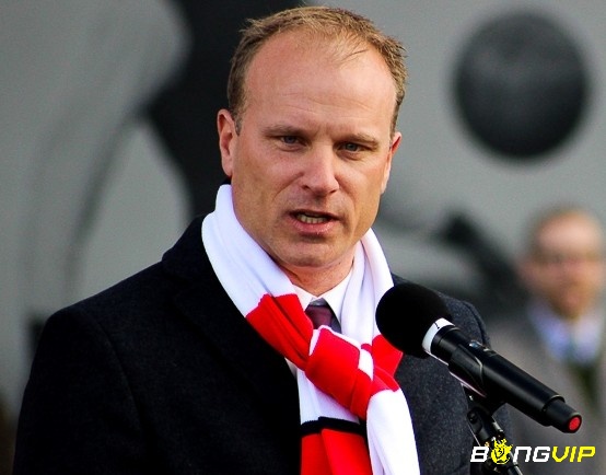 Tiểu sử Dennis Bergkamp có một đời tư kín tiếng