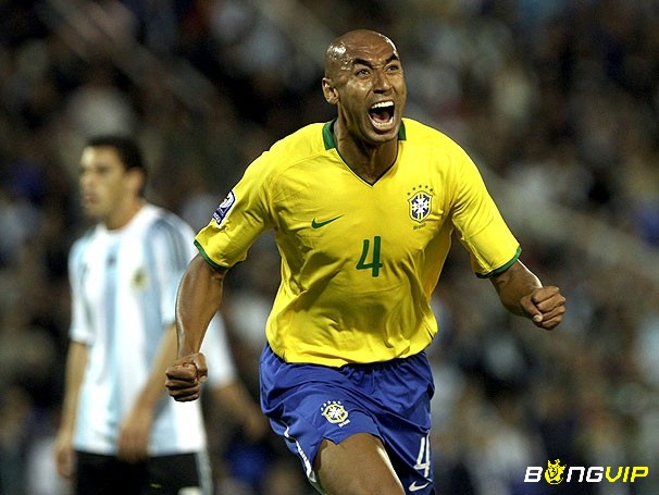 Cuôi cùng trong danh sách Top hậu vệ hay nhất Copa America là Luisão