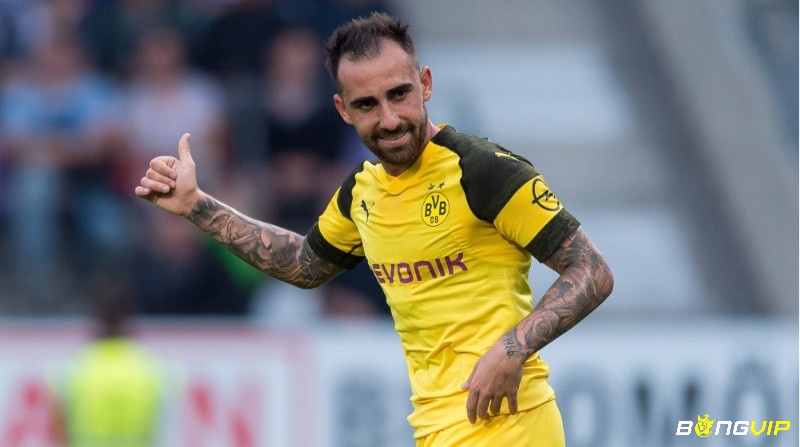 Tiền đạo trung tâm ghi bàn đáng nể trong Đội hình xuất sắc nhất Borussia Dortmund là Paco Alcácer