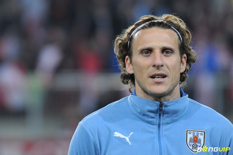 Tiền đạo hay nhất Atletico Madrid phải kể đến Diego Forlán với khả năng sút phạt tốt