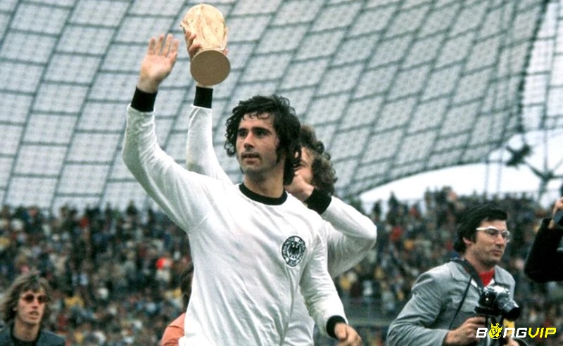 Thành tích 14 bàn trong top cầu thủ ghi bàn nhiều nhất World Cup là Gerd Müller (Đức)