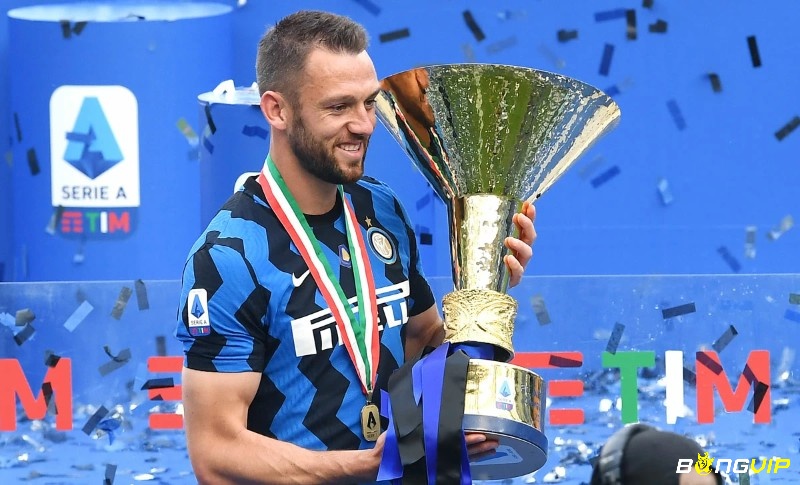 Stefan de Vrij vô cùng xứng đáng khi nằm trong danh sách top hậu vệ hay nhất Serie A