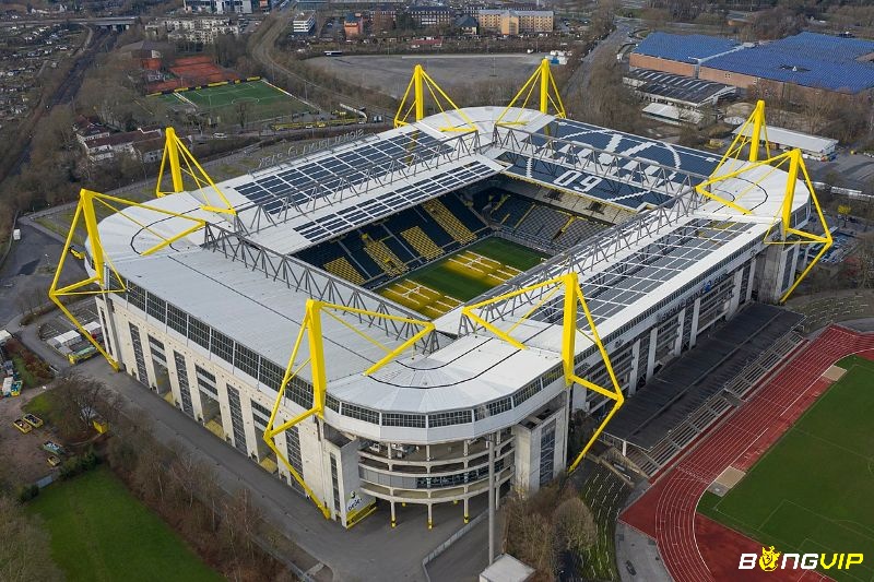 CLB Dortmund có sân nhà là sân vận động Signal Iduna Park