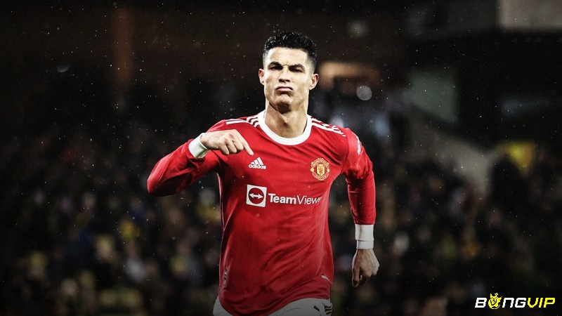 Trong tiểu sử Ronaldo gia nhập Manchester United từ năm 2003