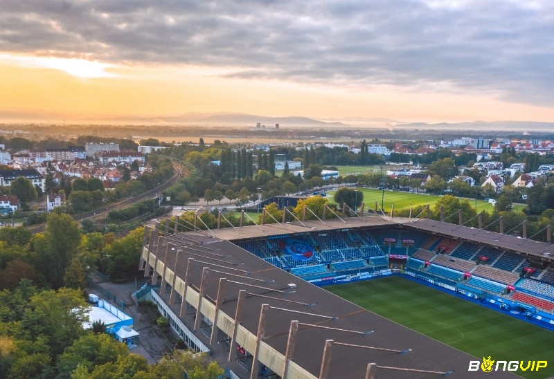 Sân nhà của Strasbourg được biết đến là Stade de la Meinau