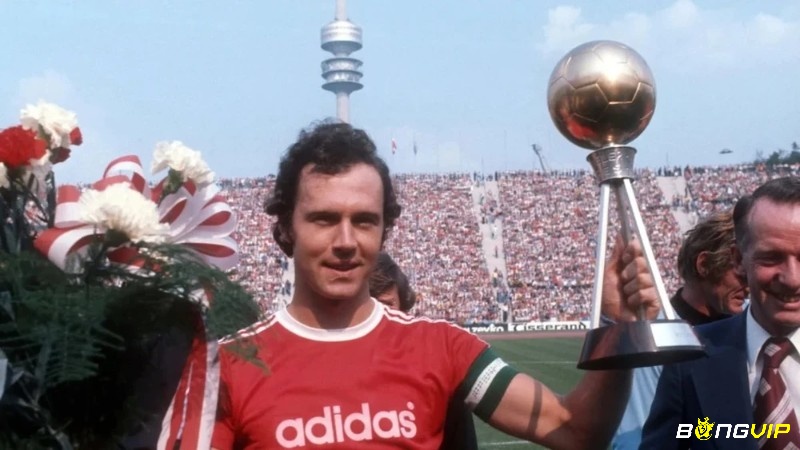 Franz Beckenbauer đã chính thức gia nhập câu lạc bộ Bayern Muchen ở vị trí tiền vệ cánh trái