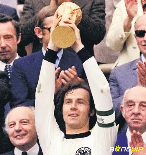 Franz Beckenbauer cùng với đội tuyển bóng đá Đức đoạt được chiếc cúp vô địch WC