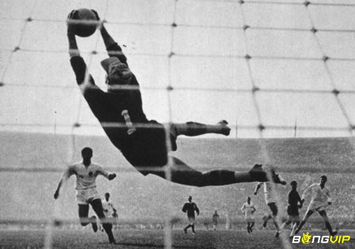 Lev Yashin là một trong những thủ môn hàng đầu của bóng đá châu Âu