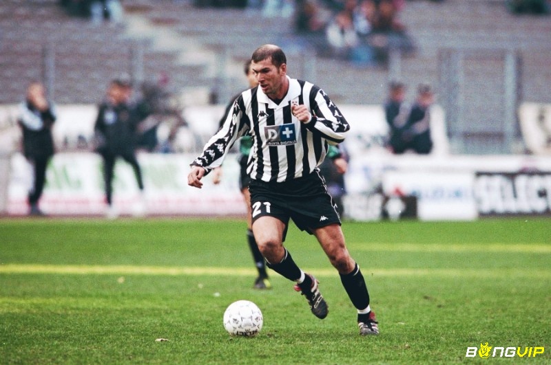 Zidane và các đồng đội Juventus đã giành được Cúp vô địch Serie A và Cúp Liên lục địa