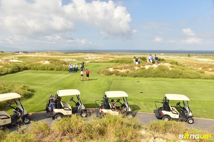 Người chơi giải trí tại sân golf Links Paradise