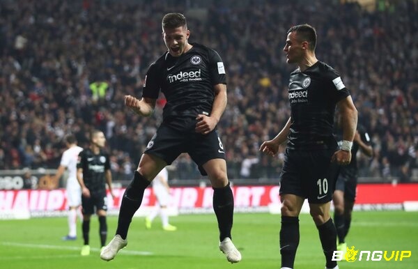 Trang phục sân nhà của Eintracht Frankfurt có màu đen