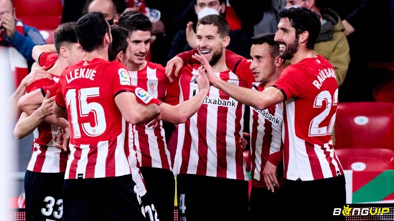 CLB Ath Bilbao thi đấu trên sân nhà với trang phục vô cùng bắt mắt