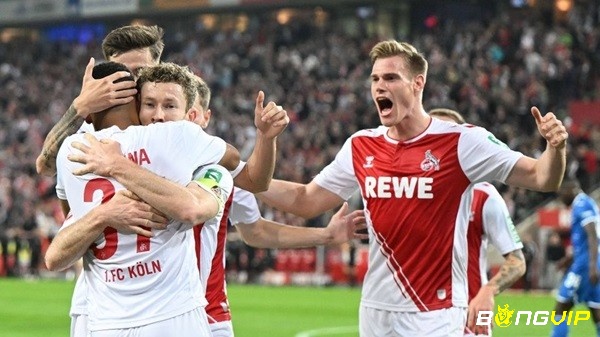 Áo đấu sân nhà của FC Koln với hai màu đỏ trắng