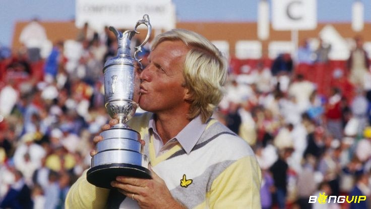 Greg Norman thể hiện tình yêu của mình với chiếc cúp vô địch Major năm 1986