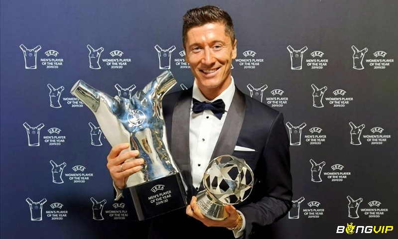 Robert Lewandowski đã ghi được 55 bàn thắng cho đội bóng Bayern Munich mùa giải 2019-2020