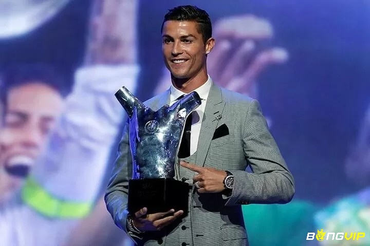 CR7 là người đã 3 lần nhận giải cầu thủ xuất sắc nhất năm của UEFA