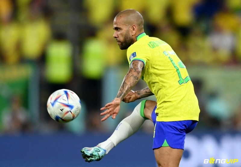 Top 10 cầu thủ có nhiều danh hiệu nhất đồng hạng 44 danh hiệu là Dani Alves