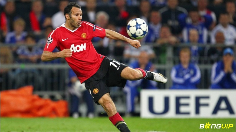 Top 10 cầu thủ có nhiều danh hiệu nhất với 34 danh hiệu là Ryan Giggs