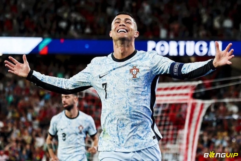 Cristiano Ronaldo là cầu thủ chuyên nghiệp với khả năng tấn công mạnh mẽ