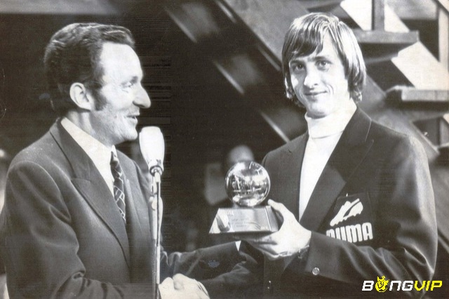 Johan Cruyff là một cầu thủ cực kỳ tài năng và chuyên nghiệp của bóng đá thế giới