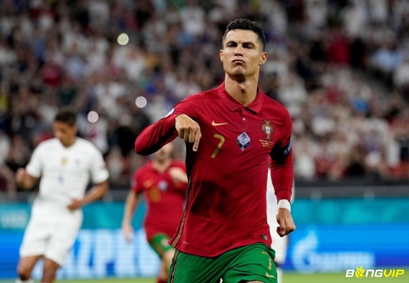 Cristiano Ronaldo là cầu thủ ghi bàn nhiều nhất trong lịch sử bóng đá với 900 bàn sau 1230 trận