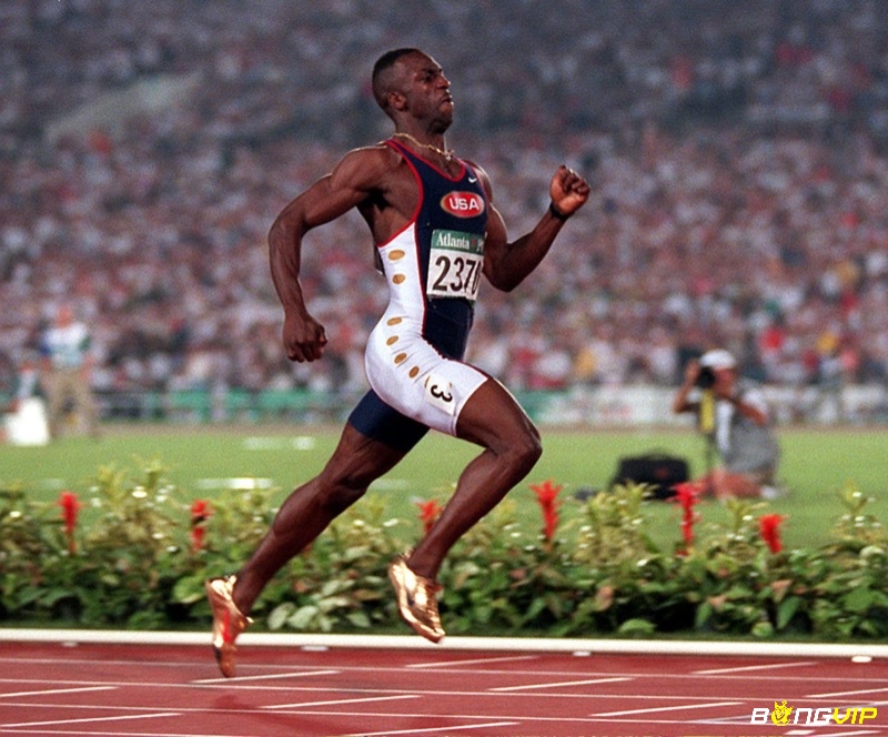 Michael Johnson cực kỳ ấn tượng tại Olympic khi giành huy chương vàng ở cự ly 200m và 400m