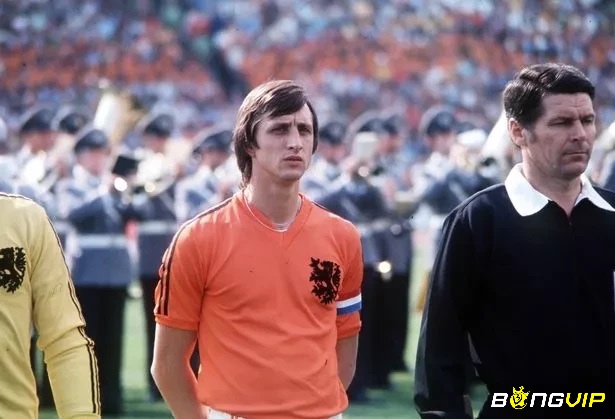 Johan Cruyff là cầu thủ cực kỳ tài năng với lối chơi mạnh mẽ