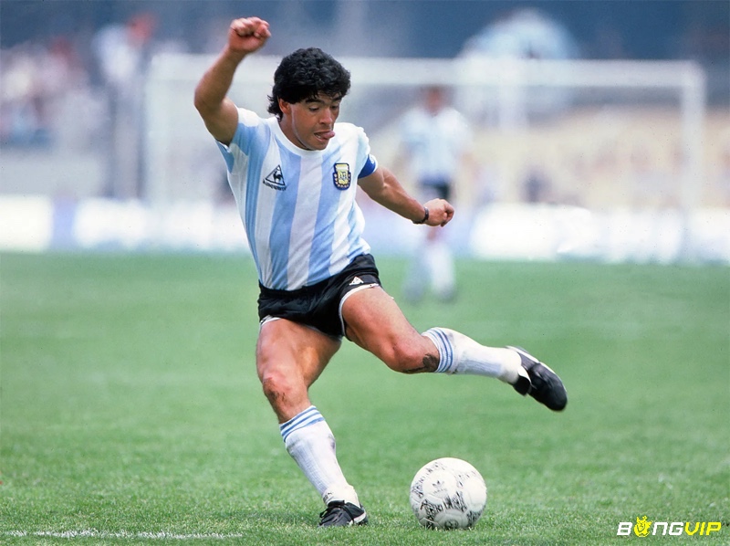 Diego Maradona là cầu thủ được yêu thích nhất trong làng bóng đá thế giới