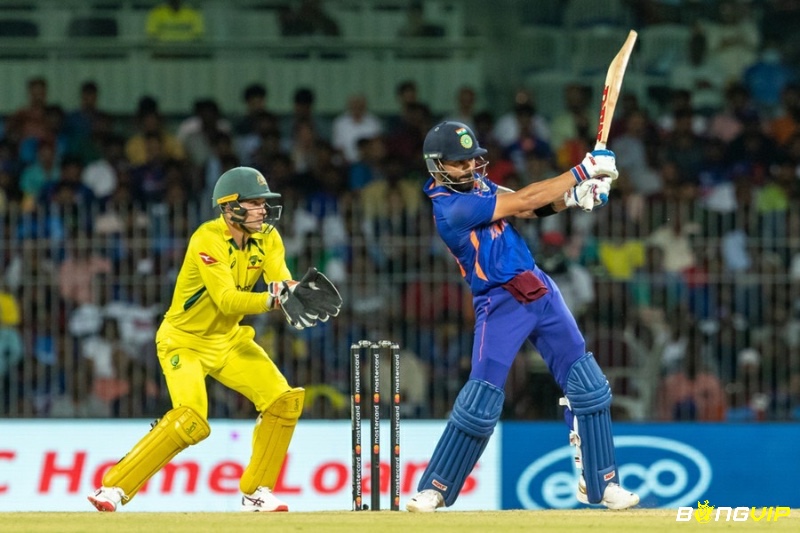 Theo luật cricket thì trận đấu Cricket chuyên nghiệp với hai đội thi đấu trên sân, thể hiện sự kết hợp giữa kỹ thuật, chiến thuật và tinh thần đồng đội