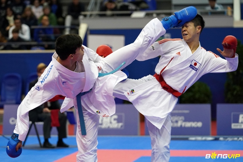 Kumite bao gồm hai hình thức thi đấu: cá nhân và đồng đội (nam 5 người, nữ 3 người)