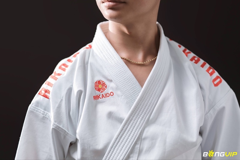 Trang phục Kata: Vận động viên mặc võ phục như Kumite, đeo số hiệu do Ban tổ chức cấp ở mặt sau áo