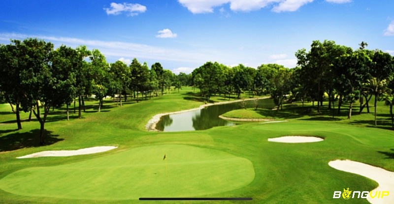 Địa hình cát, cỏ, hồ nước được thiết kế để tăng độ khó cho golfer