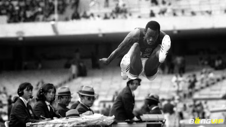 Bob Beamon là vận động viên da màu giành HCV tại Olympic Mexico 1968 với thành tích nhảy xa là 8.90m