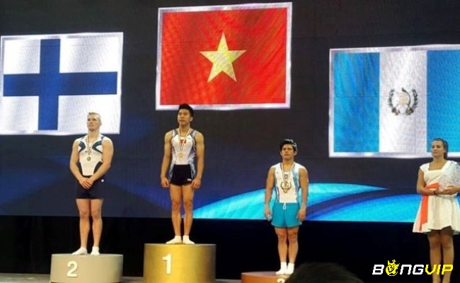 Nguyễn Tuấn Đạt thực hiện động tác 'Shirai Nguyễn' tại Giải Vô địch thế giới 2013, vinh danh thể dục dụng cụ Việt Nam