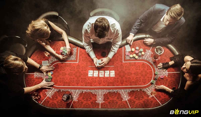 Chọn bài khởi đầu mạnh như A-A, K-K hay A-K suited giúp tăng cơ hội thắng trong Poker