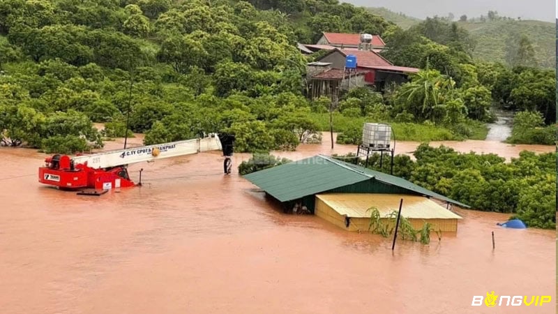Giấc mơ nước lũ tràn vào nhà báo hiệu thay đổi lớn và mất kiểm soát, kèm theo các con số may mắn như 23, 32, 73, 83 để đánh đề