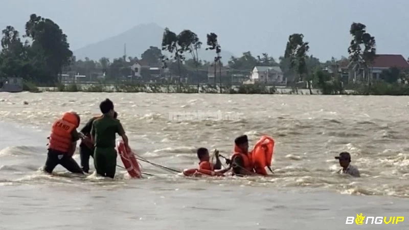 Giấc mơ bị cuốn trôi trong nước lũ tượng trưng cho cảm giác mất kiểm soát và những thách thức sắp tới, với các con số may mắn là 56, 65, 39 và 93 để đánh đề