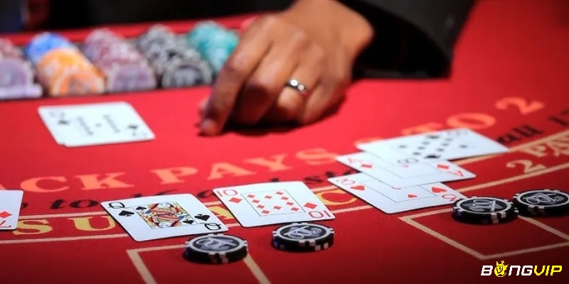 Cách tính điểm trong Blackjack: Các lá bài 2-10 có giá trị như số, J, Q, K đều tính 10 điểm, và A có thể tính là 1 hoặc 11