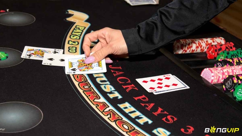 Quy tắc "dealer's rule" trong Blackjack, nhà cái rút bài khi dưới 17 và dừng khi đạt 17 điểm