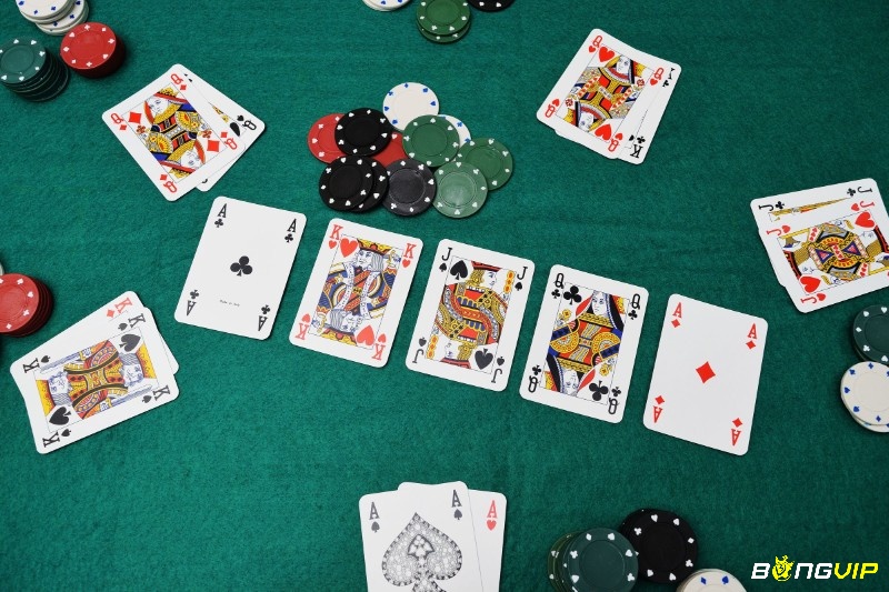 Poker khởi nguồn từ thế kỷ 19 và đã phát triển từ bàn chơi miền Tây nước Mỹ đến sàn đấu World Series hiện đại