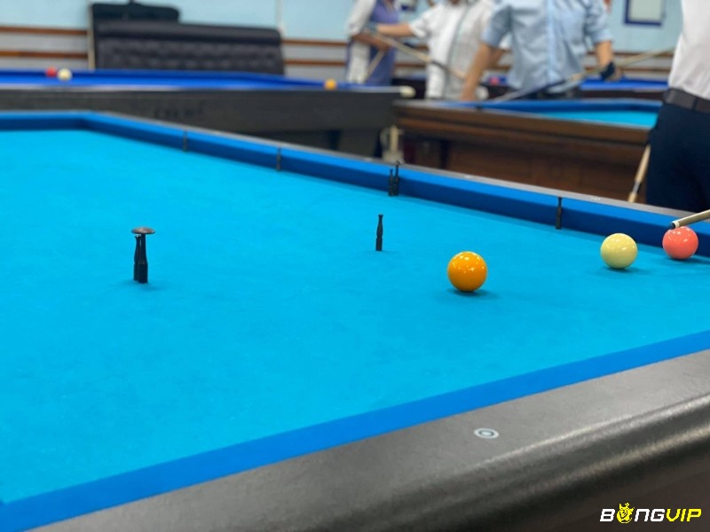 Bàn Pool chuẩn 9 feet (2.7m x 1.4m), trong các câu lạc bộ thường sử dụng 8 feet, có 6 lỗ (4 lỗ góc và 2 lỗ giữa) từ 11.4cm đến 11.7cm