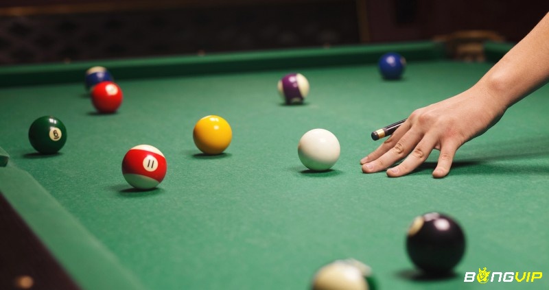 Bàn Snooker chuẩn kích thước lớn hơn nhiều so với bàn Pool, dài 12 feet (3.66m) và rộng 6 feet (1.83m)