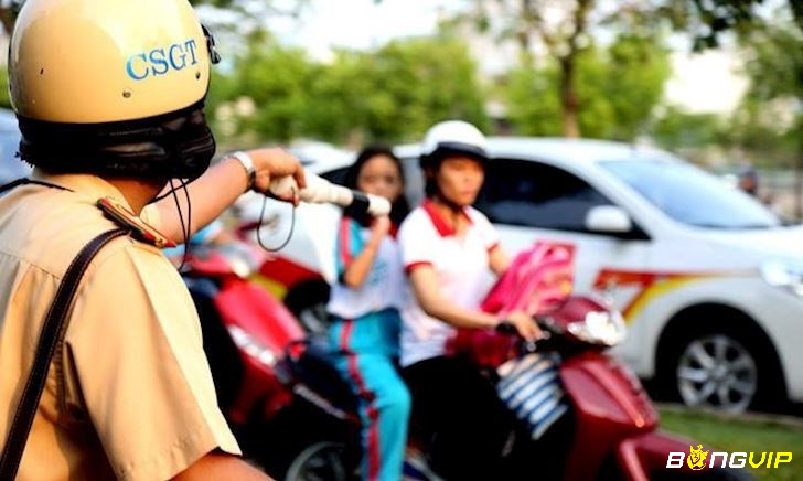 Những nguyên tắc về chở người và hàng hóa trên mô tô như thế nào và cách xử phạt